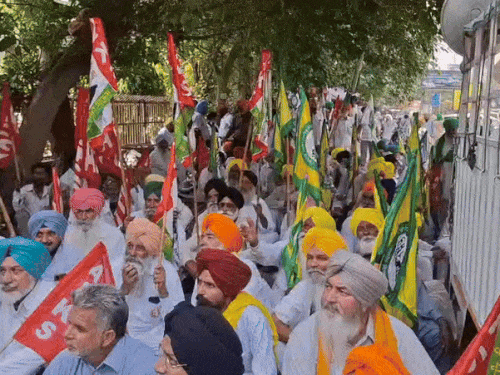 डीसी दफ्तर के बाहर भारत पाकिस्तान की जंग के खिलाफ रोष प्रदर्शन करते हुए किसान नेता।