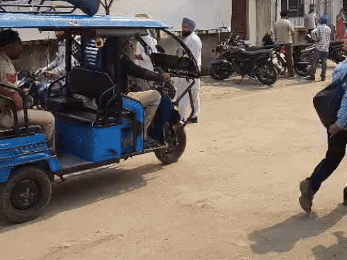 शराब से हुई मौतों के बाद इलाके में ऑटो से करवाई जा रही एनाउंसमेंट। - Dainik Bhaskar