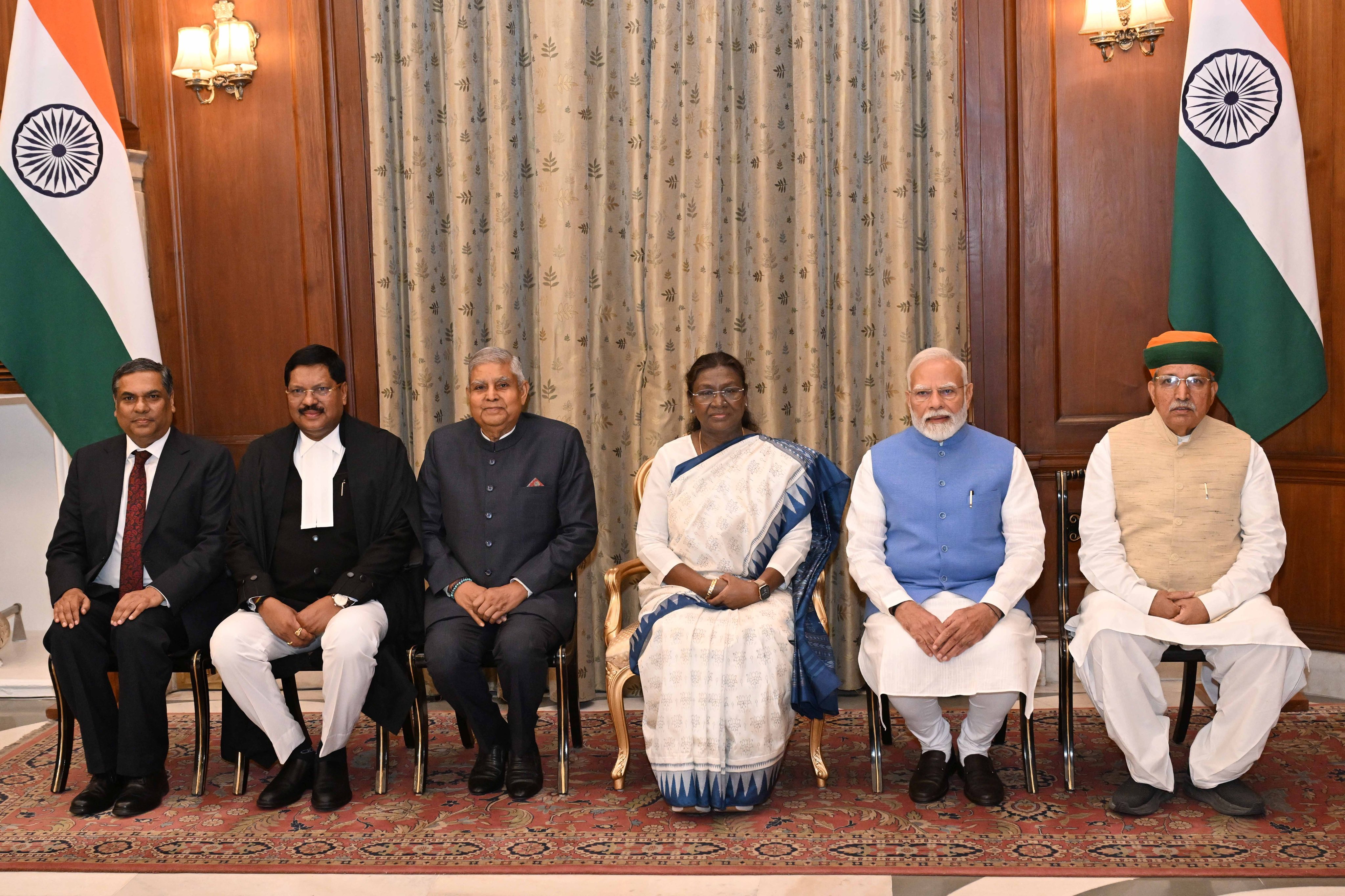 राष्ट्रपति भवन में आयोजित कार्यक्रम में उपराष्ट्रपति धनकड़ और प्रधानमंत्री मोदी भी मौजूद रहे।