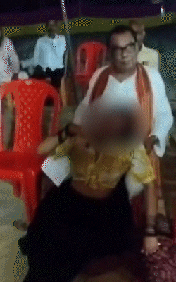 कुर्सी पर बैठे बीजेपी नेता ने महिला डांसर के साथ अश्लील हरकत की।