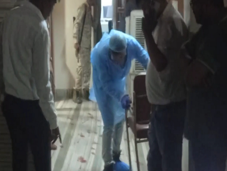 धमतरी में घटना के बाद ज्वेलर्स शॉप में जांच करती हुई पुलिस की टीम।