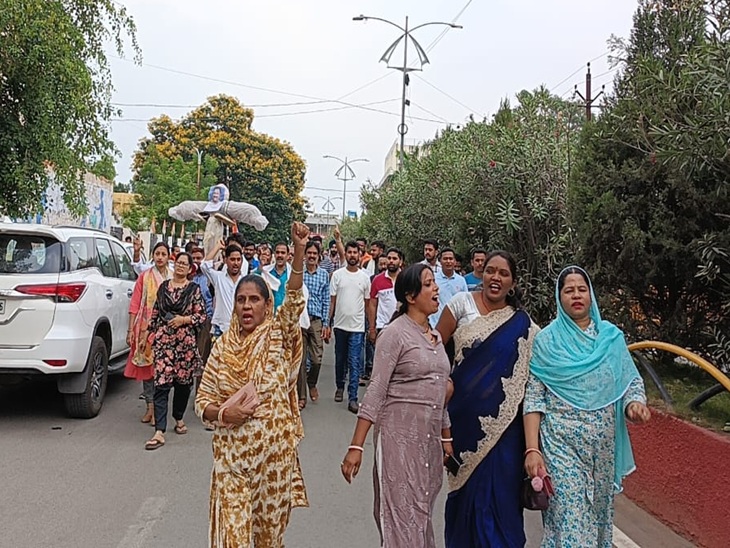 कांग्रेस ने रैली निकालकर की नारेबाजी।