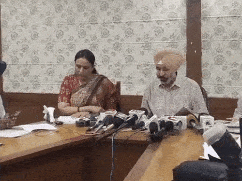 पंजाब स्कूल शिक्षा बोर्ड (PSEB) के चेयरमैन डॉ. अमर पाल सिंह प्रेस कॉन्फ्रेंस करते हुए। - Dainik Bhaskar