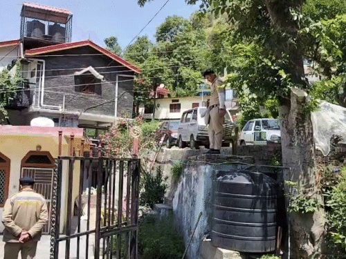 शोघी में मर्डर करने वाले व्यक्ति के घर जांच को पहुंची पुलिस