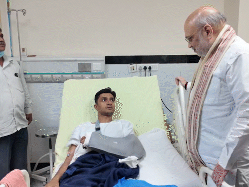 केंद्रीय गृहमंत्री अमित शाह दिल्ली के एम्स ट्रॉमा सेंटर में घायल जवानों से मिले।