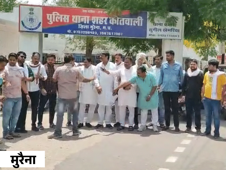 मुरैना में कांग्रेस कार्यकर्ताओं ने कोतवाली थाने में प्रदर्शन कर मंत्री पर एफआईआर की मांग की।