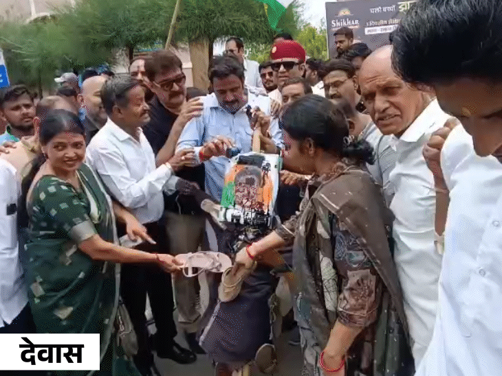 देवास में प्रदर्शनकारियों ने मंत्री शाह के पुतले को पहले चप्पलों से पीटा।