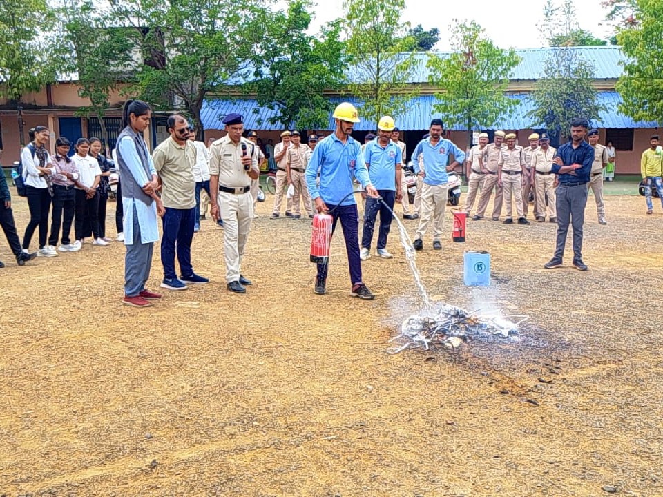 छात्रों को हवाई हमले और आगजनी से बचने के गुर सिखाएं