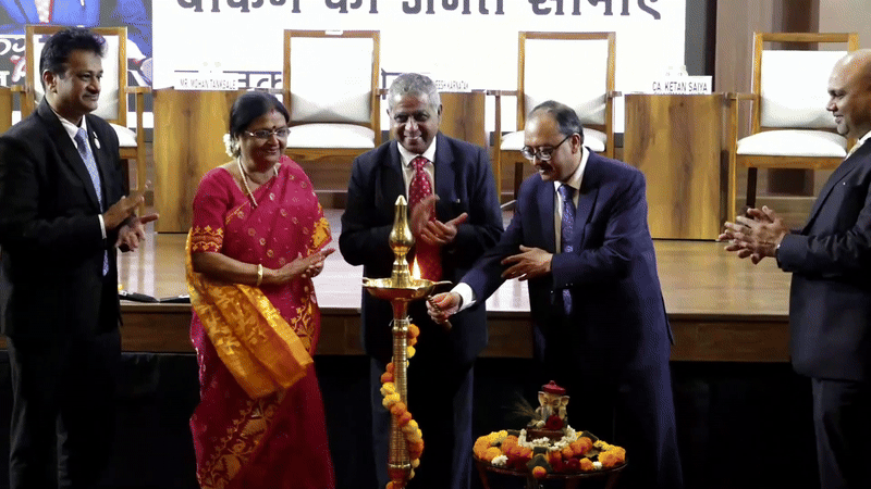 समारोह की शुरुआत दीप प्रज्वलन और मंत्रोच्चार के साथ हुई, जिसमें सभी अतिथियों ने भाग लिया।