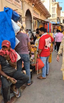 500 कोटी रुपयांच्या बांके बिहारी कॉरिडॉरला सुप्रीम कोर्टाची मंजुरी: मंदिराच्या तिजोरीतून पैसे घेतले जातील, जमीन देवाच्या नावावर असेल रस्त्यावर १०-१५ फुटांपर्यंत फक्त लहान दुकाने दिसतात.