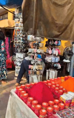 500 कोटी रुपयांच्या बांके बिहारी कॉरिडॉरला सुप्रीम कोर्टाची मंजुरी: मंदिराच्या तिजोरीतून पैसे घेतले जातील, जमीन देवाच्या नावावर असेल बांकेबिहारी मंदिराकडे जाणाऱ्या रस्त्यांवर फूटपाथ दिसत नाहीत. कारण तिथे दुकाने आहेत.