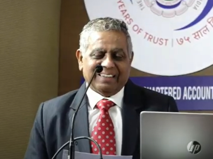 मोहन टांकसाले ने 19 वर्ष की आयु में सेंट्रल बैंक ऑफ इंडिया में एक लिपिक के रूप में अपने करियर की शुरुआत की थी।