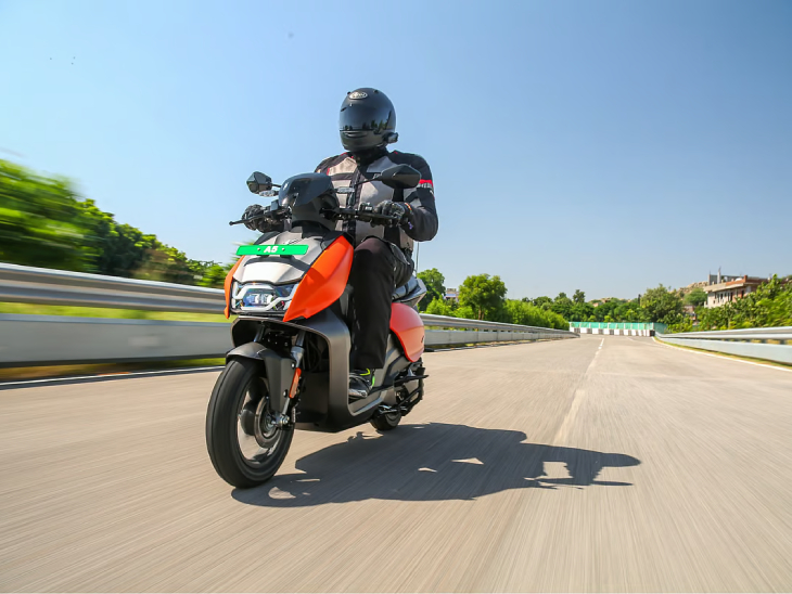 Hero's new video V1 Plus and V1 Pro EV scooters were launched in 2022. Along with these scooters, Heromotocorp set foot in the EV sector. - Dineic sculptor
