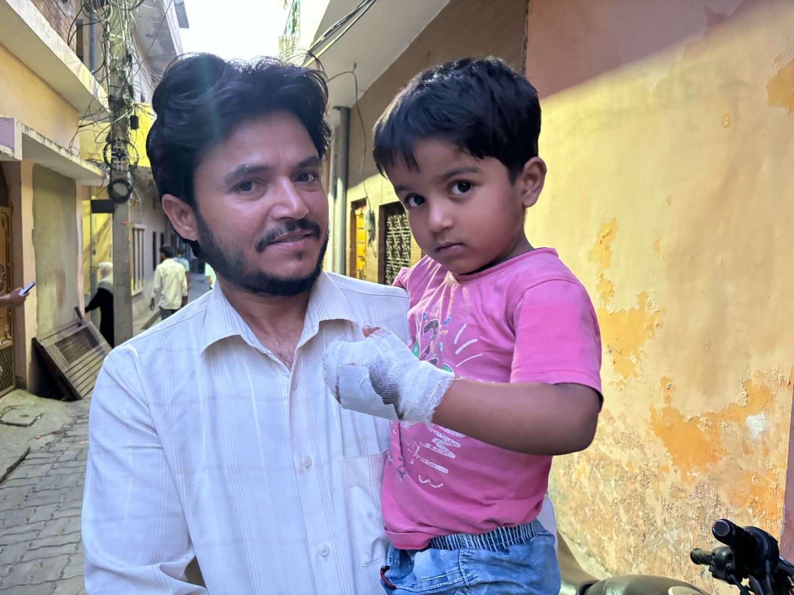 रफी हैदर के साथ बेटा तालिब।