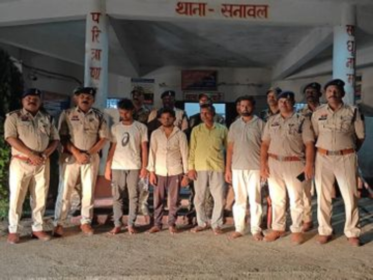 आरक्षक की हत्या मामले में पुलिस ने चार आरोपियों को झारखंड के गढ़वा से गिरफ्तार किया है।