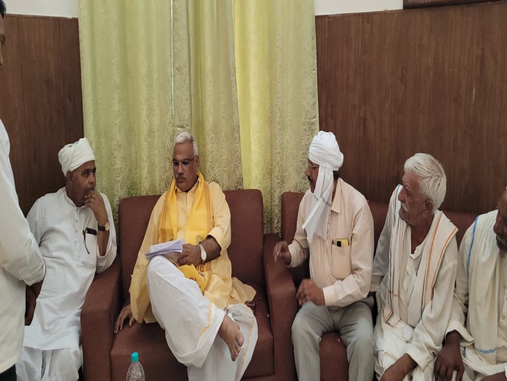 अलवर सर्किट हाउस में आमजन से मुलाकात करते गृह राज्य मंत्री जवाहर सिंह बेढ़म।
