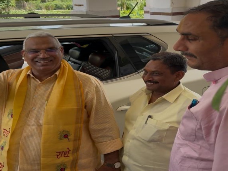 गृह राज्य मंत्री जवाहर सिंह बेढ़ के साथ अलवर के बीजेपी के जिलाध्यक्ष अशोक गुप्ता व महा सिंह चौधरी।