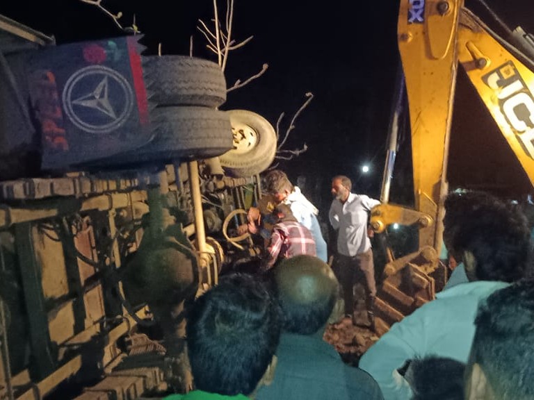 The bus carrying the wedding procession collided with a tree and ...