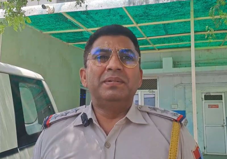 पिलानी एसएचओ रणजीत सेवदा ने कहा- जघन्य वारदात हुई है। आरोपी फरार है। उसकी तलाश की जा रही है।