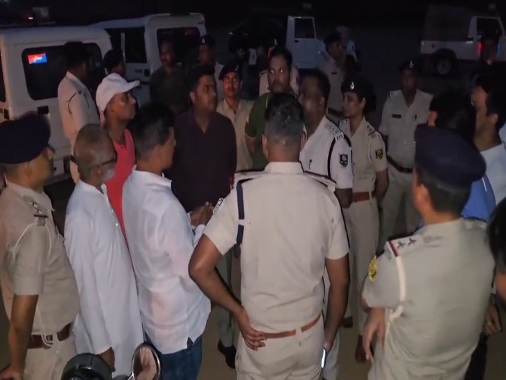 स्थानीय लोगों से मामले की जानकारी लेती पुलिस।