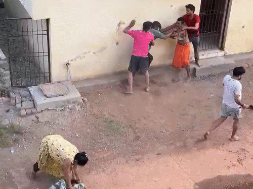 महिला ने पड़ोसी महिला को जमीन पर पटका फिर सीने पर लात से मारा