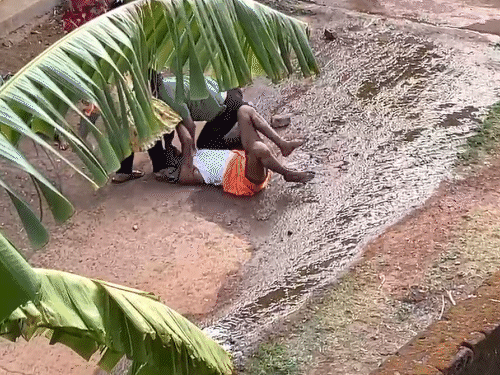 वीडियो में महिला आरी पकड़े दिख रही है, साथ ही एक व्यक्ति की लात से पिटाई की जा रही है।