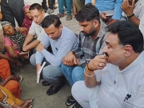 SDO को जमीन पर बिठाकर डिप्टी स्पीकर ने भी नीचे बैठकर लोगों की बात सुनी।