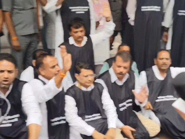 कांग्रेसी विधायक काले कपड़ों में राजभवन के बाहर धरने पर बैठे हैं।