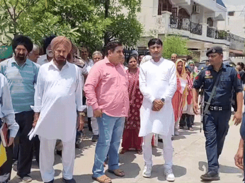 मंत्री अनिल विज के आवास पर अपनी शिकायतें लेकर पहुंचे लोग