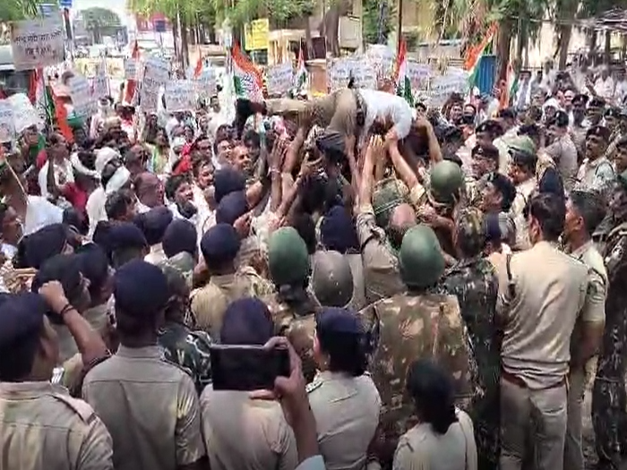 मनरेगा में कटौती के खिलाफ कांग्रेस का दुर्ग में प्रदर्शन - Dainik Bhaskar