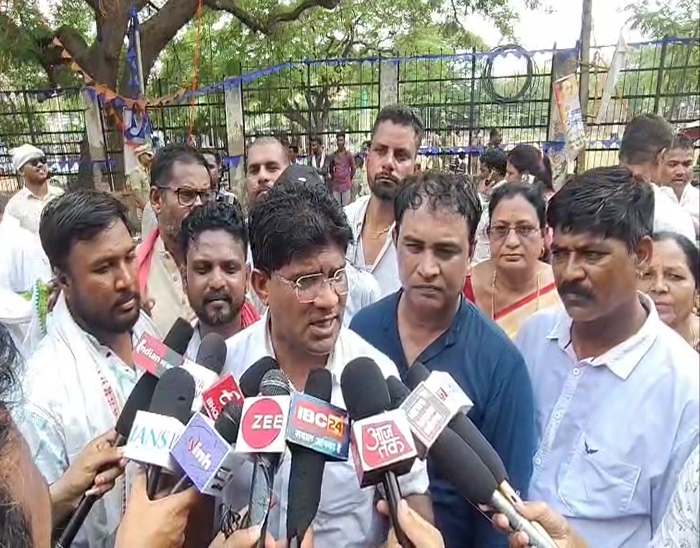 प्रदर्शन का नेतृत्व कर रहे कांग्रेस जिला अध्यक्ष राजेंद्र ठाकुर ने भाजपा सरकार पर वादाखिलाफी का आरोप लगाया।