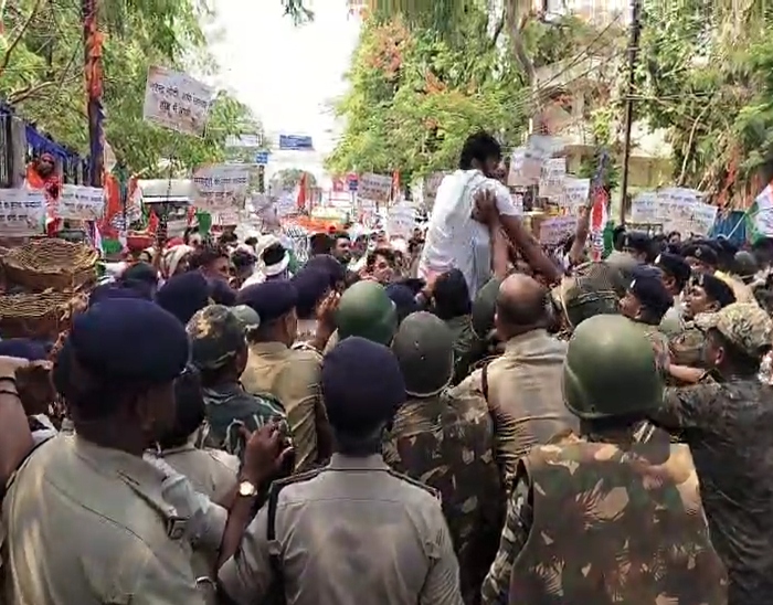 रोजगार में कटौती से नाराज़ कांग्रेस का प्रदर्शन