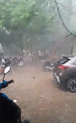 कुशीनगर में आंधी के साथ बारिश हुई।