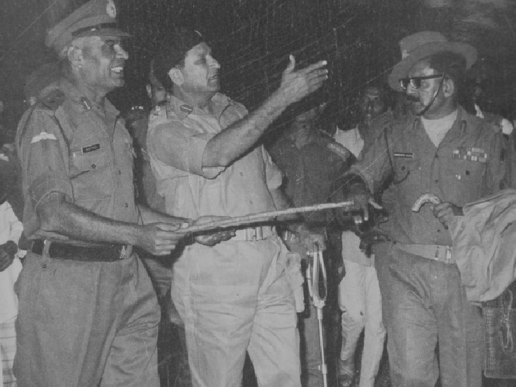 पाकिस्तानी सेना के सरेंडर के दौरान जनरल नियाजी (बीच में) साथ में लेफ्टिनेंट जनरल सगत सिंह (बाएं)।