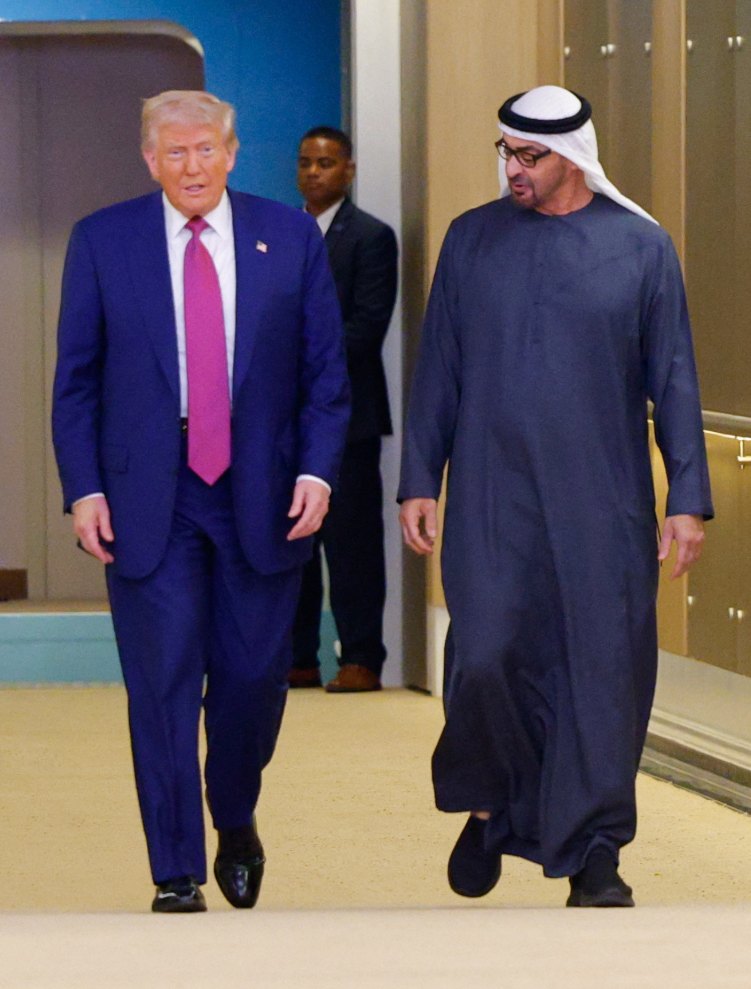 UAE President Mohammed bin Zayed Al Nahyan reached Zayed Airport in Abu Dhabi to receive Trump. He was welcomed here by playing traditional instruments.