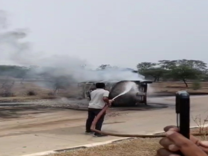 दमकल की टीम ने बुझाई आग