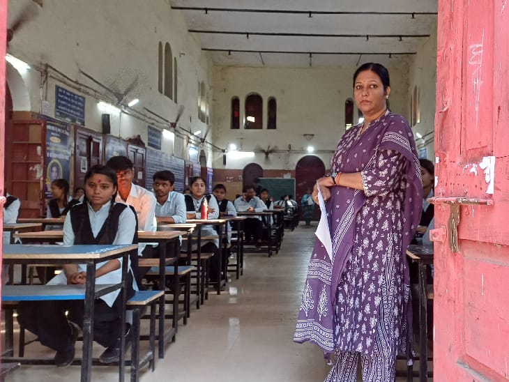 छात्रों से इस साल भी बढ़े हुए दर पर ही फीस ली गई है।