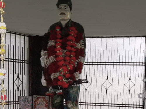 The statue of the martyr in the temple and Kunwar Ravinder Vicky told about it.