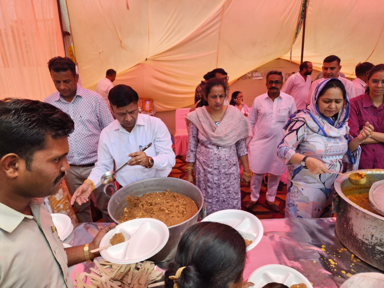 भंडारे के दौरान प्रसाद वितरित करते हुए।