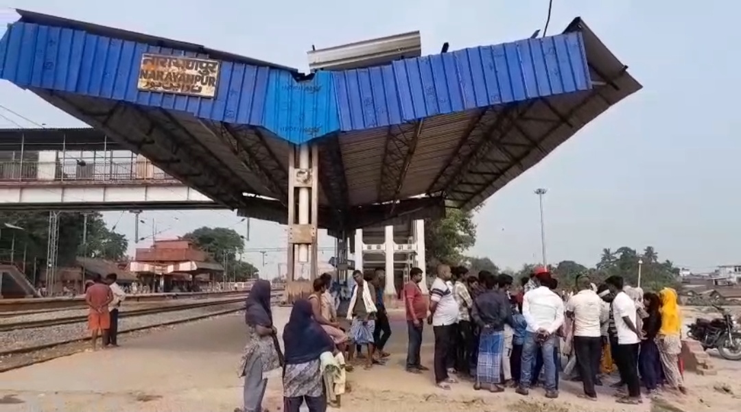 स्टेशन पर इंतजार करते रहे परिजन।