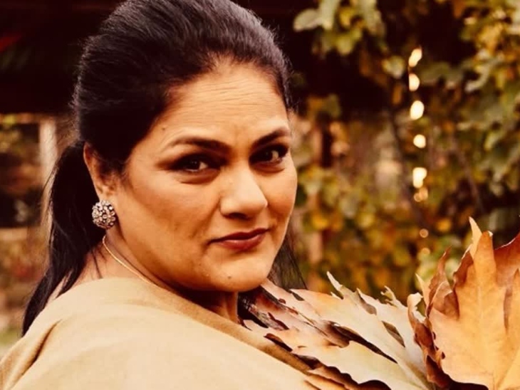 मृत्यूच्या आदल्या रात्री दुःखी होती दिव्या भारती: 4 एप्रिल रोजी, गुड्डी मारुतीच्या पार्टीत म्हणत राहिली- 'बाहेर जायचे नाही' मृत्यूच्या आदल्या रात्री दुःखी होती दिव्या भारती: 4 एप्रिल रोजी, गुड्डी मारुतीच्या पार्टीत म्हणत राहिली- 'बाहेर जायचे नाही'