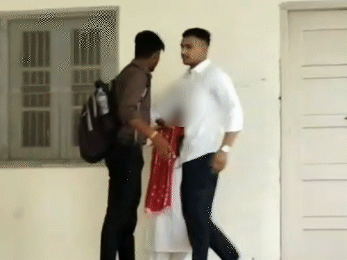 इस फोटो में एक छात्र बीच- बचाव करते नजर आ रहा है।
