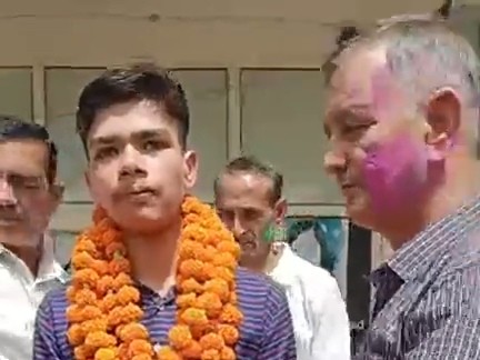 योगेश को मालाएं पहनाकर सम्मानित करते हुए
