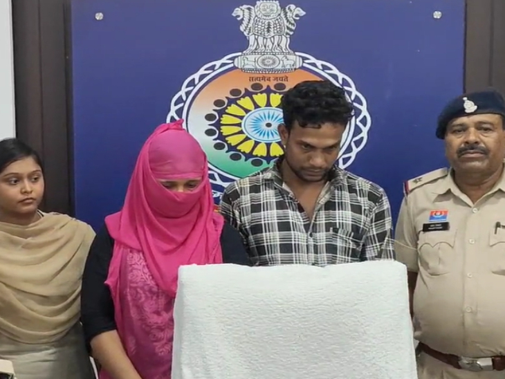 दोनों वाट्सएप के जरिए बांग्लादेश में अपने परिजनों से संपर्क में थे।