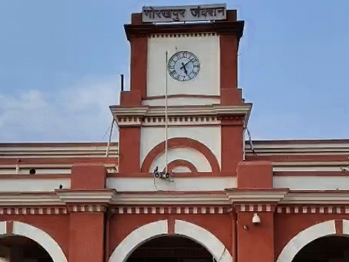 गोरखपुर पूर्व लॉबी का गार्ड गुरुवार देर रात छपरा से मालगाड़ी में ड्यूटी करके गोरखपुर पहुंचा था। अगली सुबह उसे दूसरी ट्रेन लेकर जाना था।