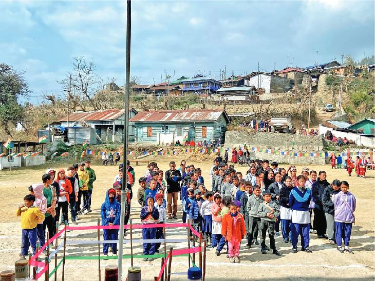 Children gathered in the school of Thembang village. - Dainik Bhaskar