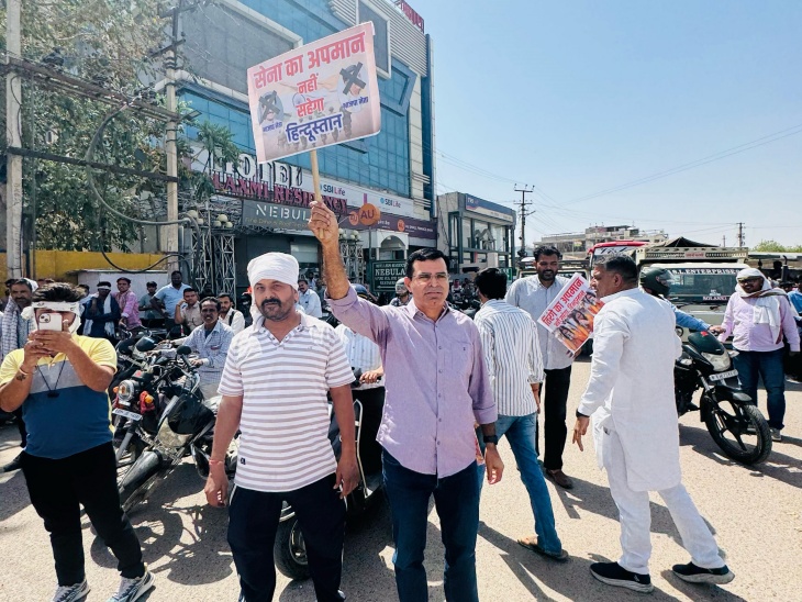 सेना की महिला अधिकारी सोफिया कुरैशी और व्योमिका सिंह को लेकर मध्यप्रदेश के नेताओं की ओर से की गई गलत टिप्पणी का भी विरोध करते हुए।