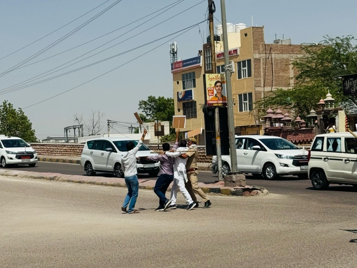 बीकानेर देहात कांग्रेस अध्यक्ष बिशनाराम सियाग, शहर कांग्रेस के महासचिव आनन्द जोशी व अन्य कांग्रेस नेताओं को काफिले से दूर करती पुलिस।