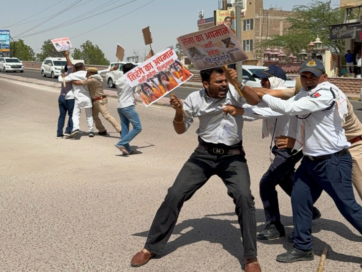 भाजपा विधायक बाल मुकुंदाचार्य का विरोध करते हुए तख्तियों पर लिखा था 'तिरंगे का अपमान नहीं सहेगा हिन्दुस्तान'
