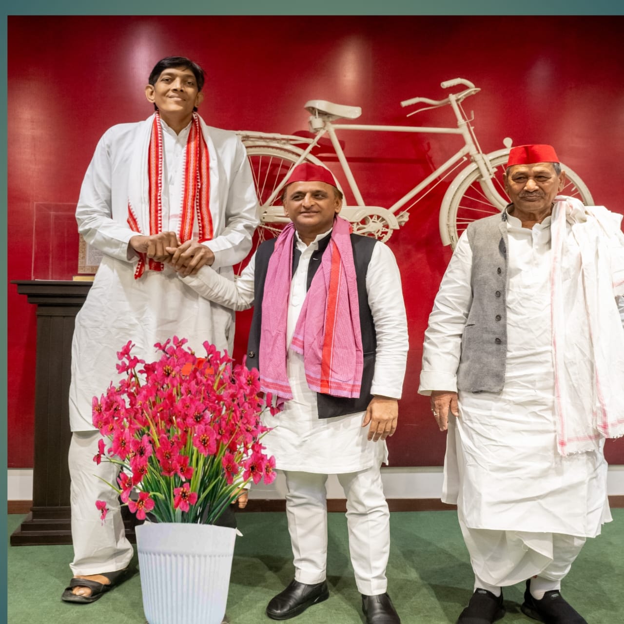 Dharmendra's special closeness with Akhilesh Yadav on the Samajwadi stage.
